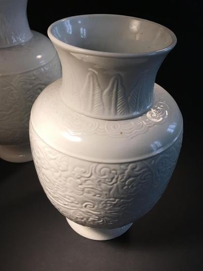 null Paire de vases en porcelaine blanche
Chine, XXe siècle
En forme de lanterne,...