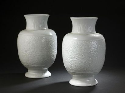 null Paire de vases en porcelaine blanche
Chine, XXe siècle
En forme de lanterne,...