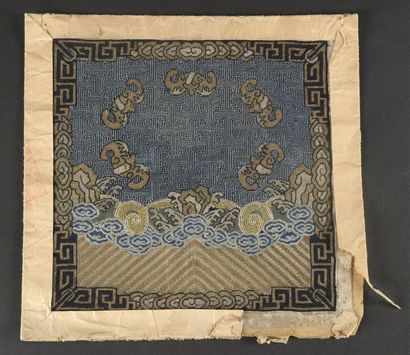 null Cinq badges de rang en soie brodée
Chine, fin de la dynastie Qing (1644-1908)
Comprenant...