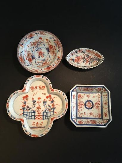 Quatre coupelles en porcelaine Imari chinois...