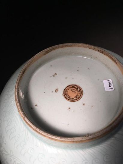 null Grande coupe en porcelaine céladon pâle
Chine, XVIIIe siècle
Reposant sur un...