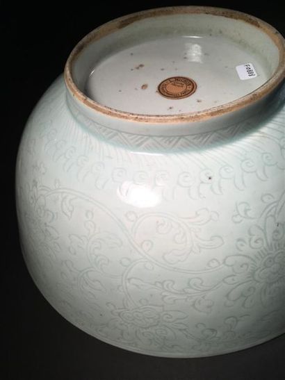 null Grande coupe en porcelaine céladon pâle
Chine, XVIIIe siècle
Reposant sur un...