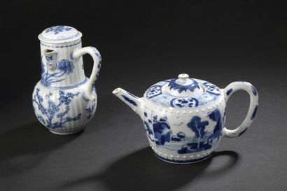 null Pot à lait couvert et théière couverte en porcelaine bleu blanc
Chine, époque...