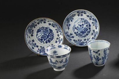null Deux sorbets et paire de coupelles en porcelaine bleu blanc
Chine, époque Kangxi...