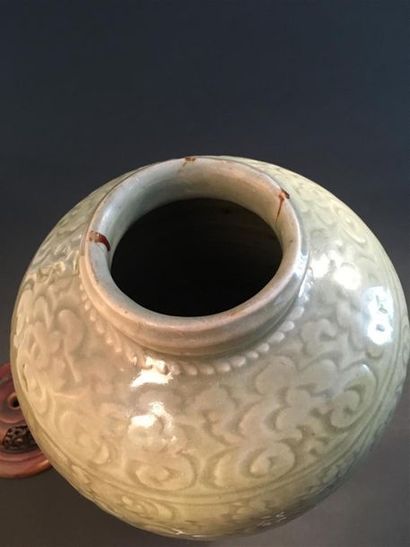 null Vase en grès céladon longquan
Chine, XVIe siècle
De forme ovoïde, la panse à...