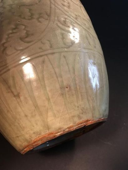 null Vase en grès céladon longquan
Chine, XVIe siècle
De forme ovoïde, la panse à...