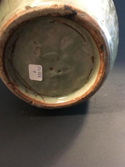 null Vase en grès céladon longquan
Chine, XVIe siècle
De forme ovoïde, la panse à...