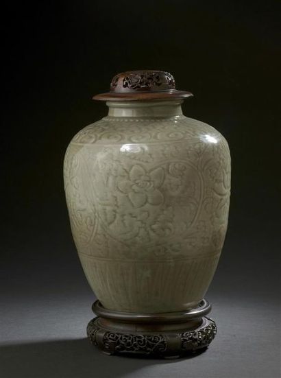 Vase en grès céladon longquan Chine, XVIe...