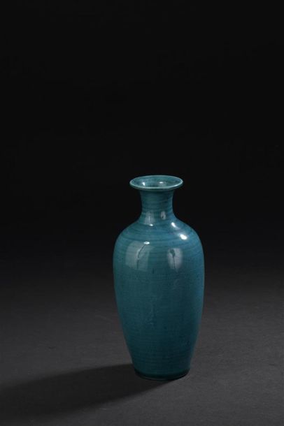 null Vase en porcelaine turquoise
Chine, époque Kangxi, XVIIIe siècle
De forme balustre,...