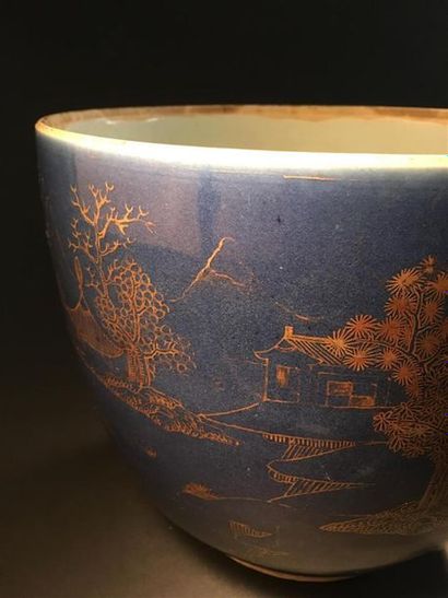 null Grand pot couvert en porcelaine bleu poudré et décor or
Chine, XVIIIe siècle
La...