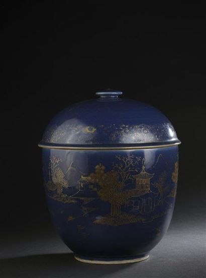 null Grand pot couvert en porcelaine bleu poudré et décor or
Chine, XVIIIe siècle
La...