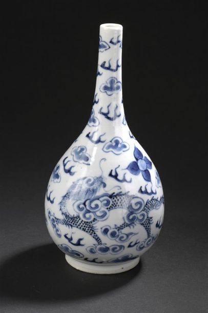 null Vase en porcelaine bleu blanc
Vietnam, XIXe siècle
Piriforme, surmonté d'un...
