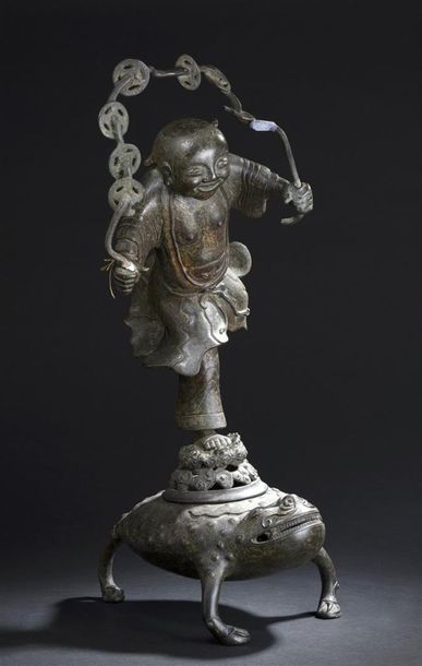 null Brûle-parfum en bronze
Chine, XVIIe siècle
Représentant un Liuhai dansant sur...