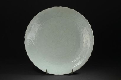 null Plat en porcelaine céladon
Chine, XIXe siècle
En forme d'une grande fleur de...