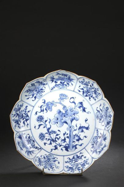 Plat en porcelaine bleu blanc Chine, époque...