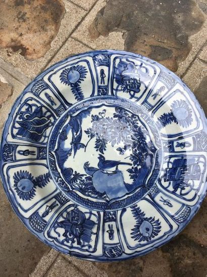null Plat en porcelaine bleu blanc, Kraak
Chine, époque Wanli, XVIe siècle
Décoré...