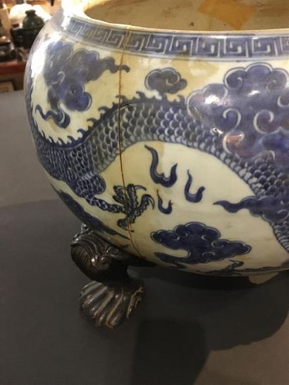 null Grande vasque en porcelaine bleu blanc
Chine, XIXe siècle
La panse globulaire,...