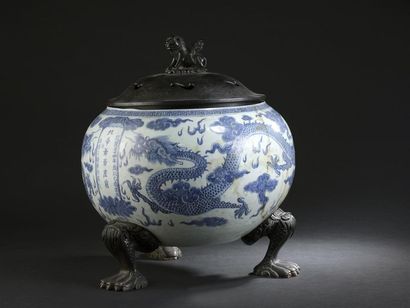 null Grande vasque en porcelaine bleu blanc
Chine, XIXe siècle
La panse globulaire,...