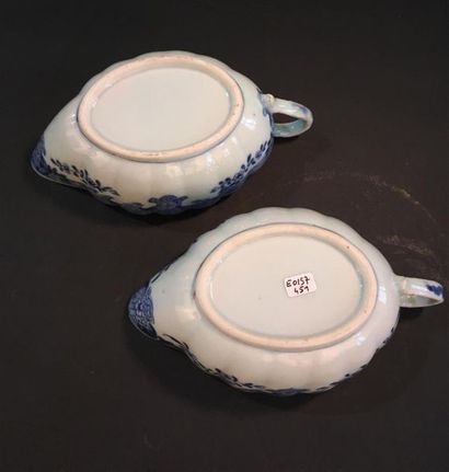 null Paire de saucières en porcelaine bleu blanc
Chine, XVIIIe siècle
L'intérieur...