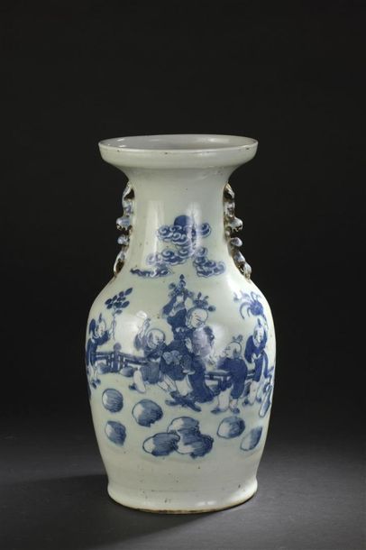 Vase en porcelaine bleu blanc à fond céladon...
