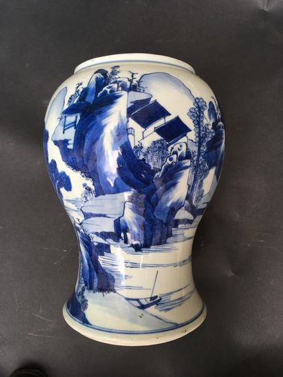 null Vase en porcelaine bleu blanc
Chine, époque Kangxi (1662-1722)
À l'origine de...