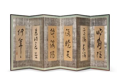 null PARAVENT à six feuilles en papier gouaché sur fond à décor de plusieurs samouraïs...