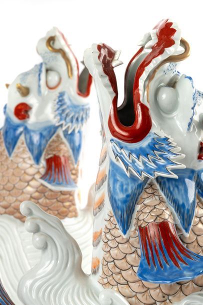 null JAPON Grande paire de figurines en porcelaine représentant des carpes à tête...
