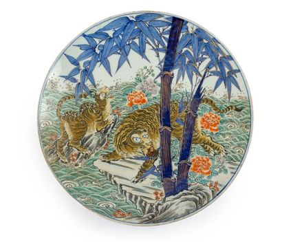 null JAPON Grand plat circulaire à décor polychrome de deux tigres, l’un sortant...