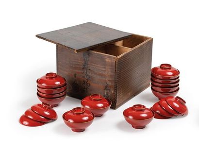 null DOUZE BOLS en laque rouge et coupelles. Dans un coffret en bois daté 1831 JAPON,...
