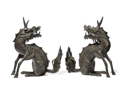 null PAIRE de KIRIN (animal mythologique porte- bonheur) en bronze. Japon - Epoque...