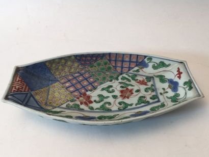 null VIDE POCHE en porcelaine polychrome à décor géométrique et floral. JAPON, XIXème...