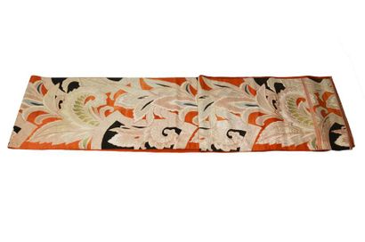 null JAPON OBI en soie orange à décor brodé de feuillage en fils d’argent (taches...