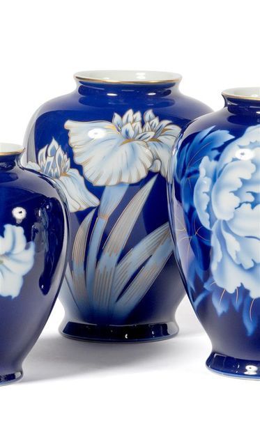 null VASE ovoïde en porcelaine à décor gros bleu d’iris rehauts d’or. Signé. Fukagawa...