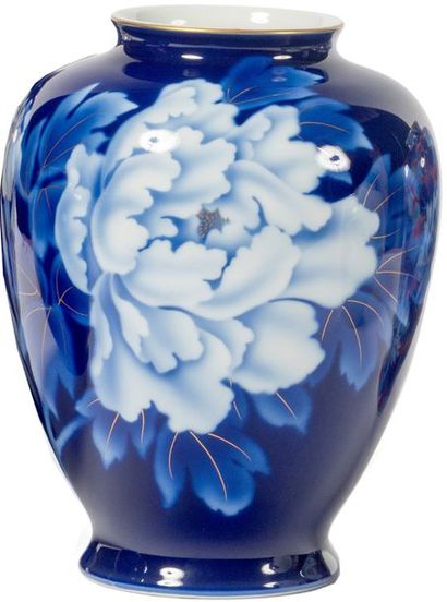 null VASE ovoïde en porcelaine à décor gros bleu de pivoine rehaut d’or. Signé. Fukagawa...