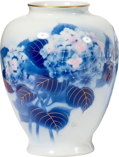 null VASE ovoïde en porcelaine à décor d’hortensias, bleu et rose sur fond blanc,...