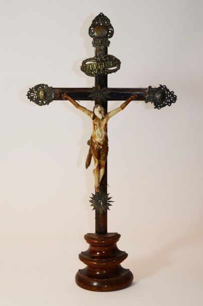 null CHRIST en bois polychrome, la croix en noyer et laiton argenté, piètement à...
