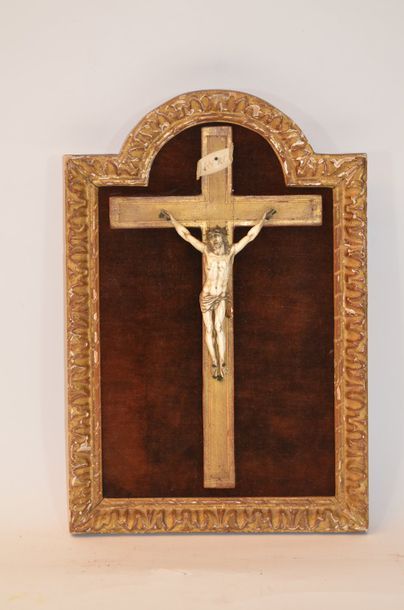 null CRUCIFIX bois sculpté et doré, le Christ en ivoire, sur fond de velours. France,...