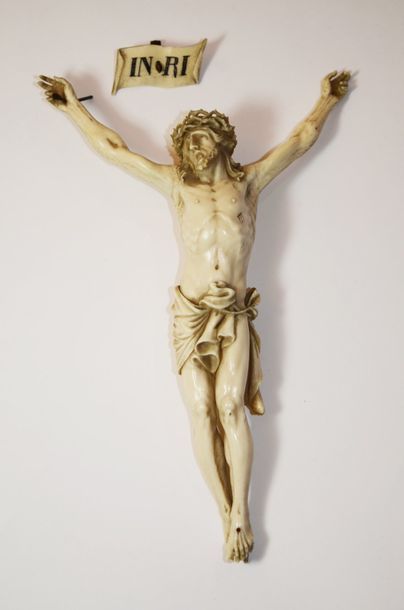 null CHRIST en ivoire sculpté XIXème siècle Haut. : 24 cm (manque à un doigt) EV...