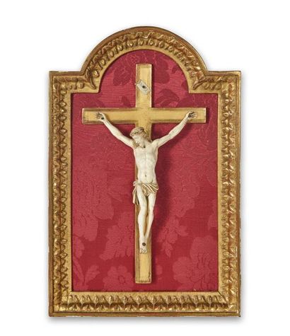 null CRUCIFIX en bois sculpté et doré, le Christ en ivoire, sur fond de tissu damassé....