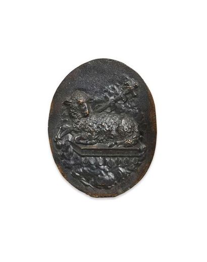 null MEDAILLON ovale en bronze à patine noire représentant l’Agneau de l’Apocalypse...