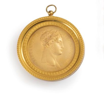 null MEDAILLON en cuivre doré, présentant le profil portant la couronne de laurier...