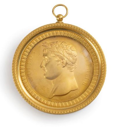 null MEDAILLON en cuivre doré, présentant le profil l’Empereur Napoléon Ier. Dans...