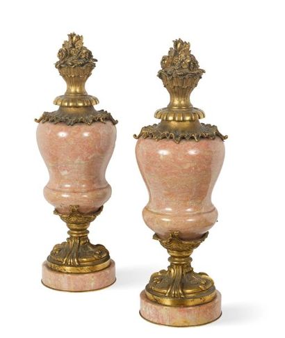 null PAIRE de CASSOLETTES en marbre veiné rose et bronze ciselé et doré à décor de...