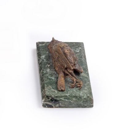 null Nature morte à l’oiseau Groupe en bronze à patine brun or sur socle en marbre...