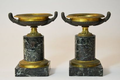 null PAIRE de petits VIDE-POCHE cassolettes en bronze ciselé et doré socle marbre...
