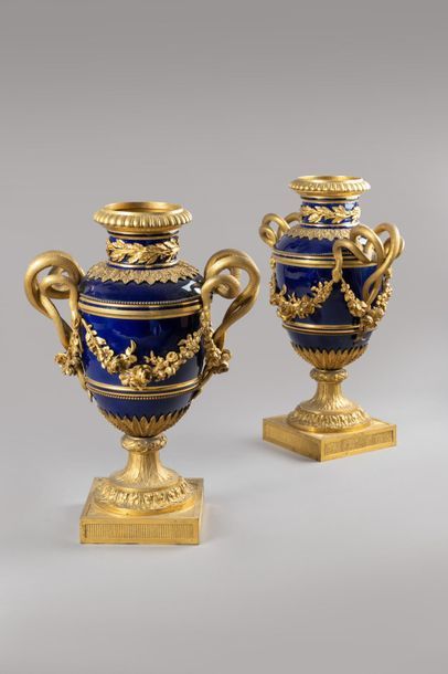 null PAIRE de grands VASES en porcelaine « bleu de Sèvres » et bronze ciselé et doré...