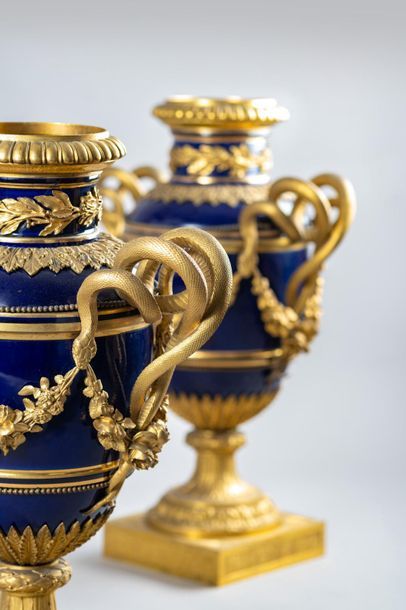 null PAIRE de grands VASES en porcelaine « bleu de Sèvres » et bronze ciselé et doré...