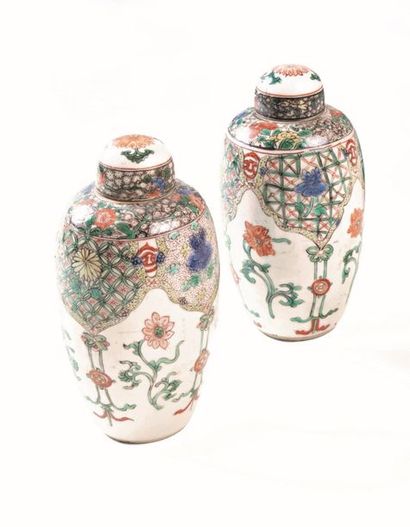 null CHINE Paire de potiches couvertes en porcelaine de forme ovoide décorées en...