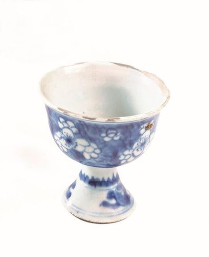 null CHINE Coupe sur piédouche (Stemcup) en porcelaine décorée en bleu sous couverte...