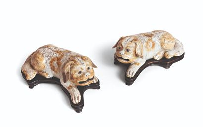 null CHINE Paire de figurines représentant des chiens allongés en biscuit émaillé,...